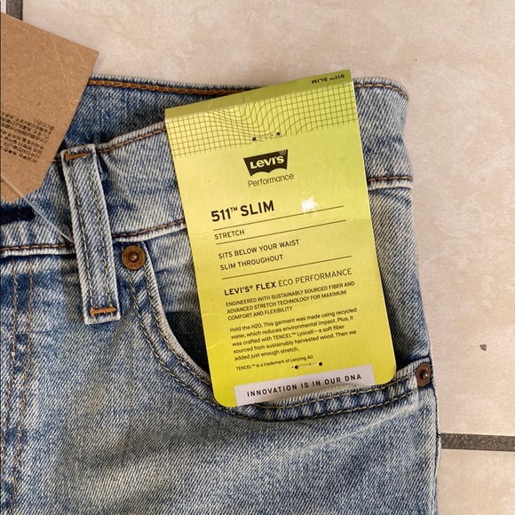 Levi's Jeans in Blue with Classic Fit and Levi's Branding - Picture 2 of 8